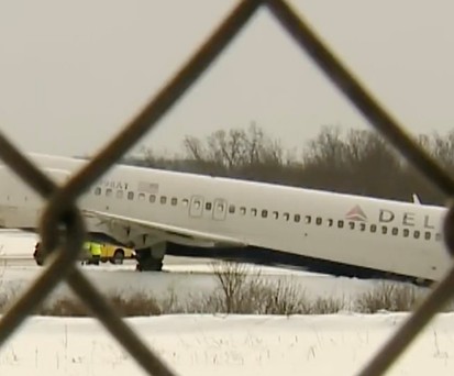 Boeing 717 von Delta fällt mit Nase in Graben