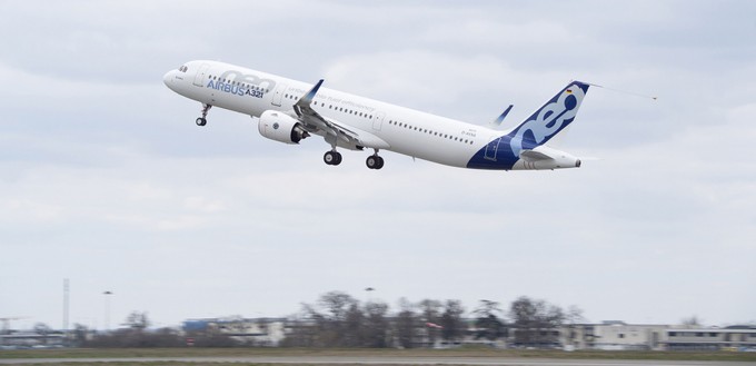 Ein anonymer Kunde hat mit Airbus eine Absichtserklärung über den Kauf von 100 Flugzeugen der A320-Neo-Familie unterzeichnet: 75 A320 Neo und 25 A321 Neo. Der Flugzeugbauer verriet, dass es sich um einen Kunden handelt, der seine bisherige Order des Flugzeugtyps mit den 100 nun georderten Fliegern aufstockt. (17. Juli)