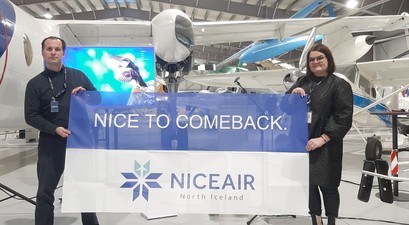 Niceair-Gründer Martin Michael (rechts) und XXX Pressechefin vom Flughafen Akureyri (links): Ab Februar gibt es wieder Verbindungen nach Europa. 