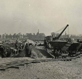 Tegel entsteht als Folge der sowjetischen Blockade West-Berlins. 1948 baut die französische Besatzungsmacht mit US-amerikanischen Spezialisten und deutschen Arbeitskräften in 90 Tagen einen neuen Flugplatz. Er hat mit 2428 Metern die damals längste Start- und Landebahn Europas. Das Flugfeld hilft bei der Versorgung der Stadt.