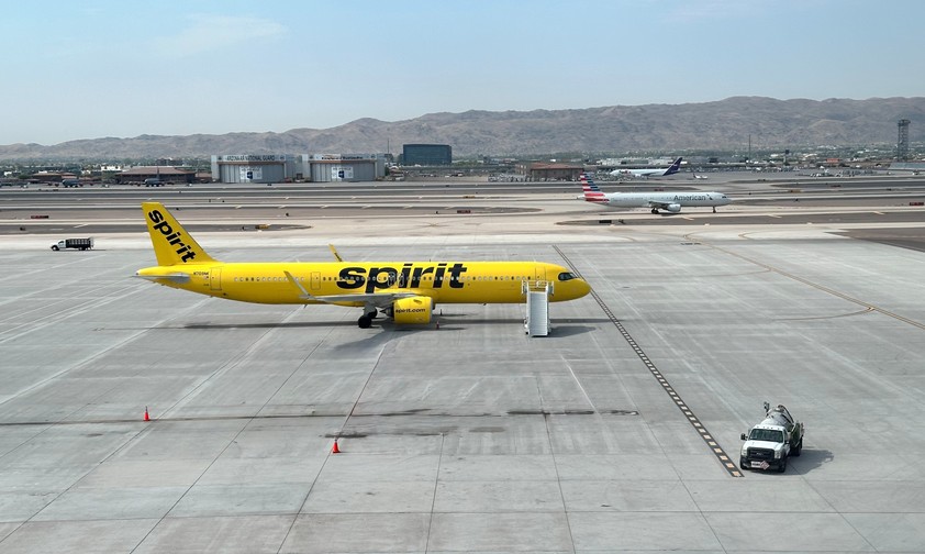 Flugzeuge von Spirit und American AIrlines in Phoenix: Die gleben Flieger heben nicht mehr ab.