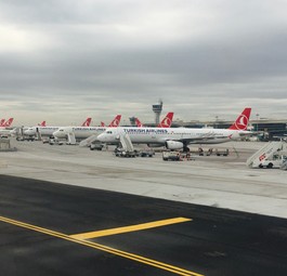 Flieger von Turkish Airlines in Istanbul: Nicht alle haben offenbar genug Platz für Flüge nach Nigeria.