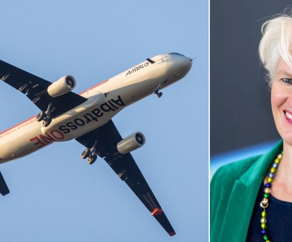 Airbus-Technikchefin Sabine Klauke und der Albatross One, ein Modell, mit dem der Flugzeugbauer klappbare Flügelspitzen erforscht.