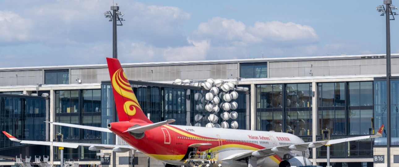 Hainan-Airlines-Jet am BER: Flug nach Dalian.
