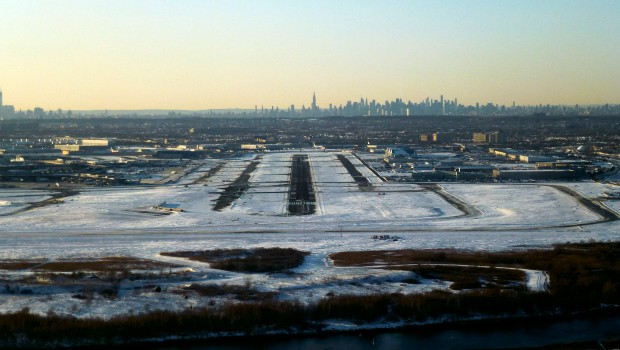 Der John F. Kennedy International Airport hieß zu seiner Eröffnung 1948 noch New York International Airport. Er wurde erst 1963, auf Weisung des Bürgermeisters der Stadt, umgetauft. Der Flughafen beschäftigt heute über 37'000 Menschen.
