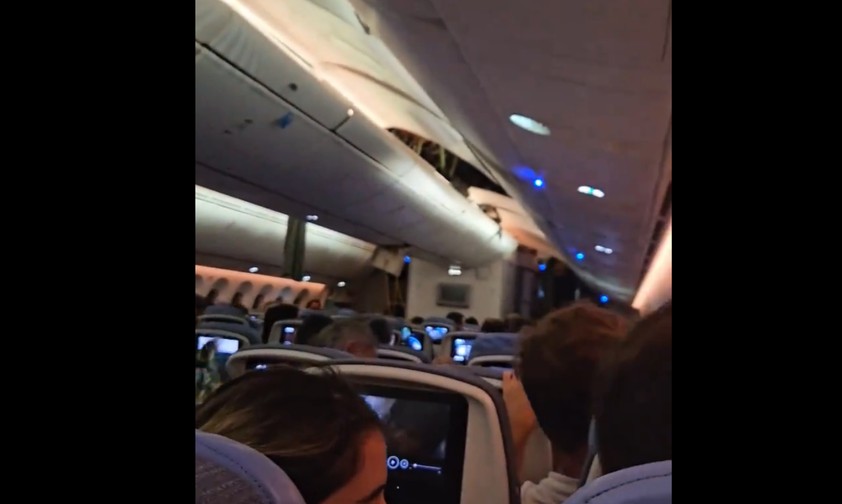 Flug UX45 wurde von heftigen Turbulenzen getroffen: Bilder bei X zeigen kaputte Deckenverkleidungen.