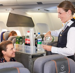 Flugbegleiterin bei Lufthansa: Auch Zulagen fallen weg.