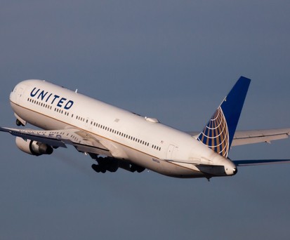 Die N641UA kurz nach dem Start: Dem Zweistrahler droht nach einer harten Landung die Verschrottung.