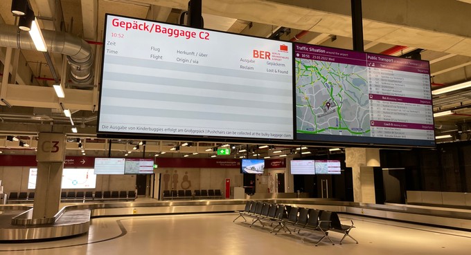 Wer auf sein Gepäck wartet, sieht schon, wie die Verkehrslage in Berlin ist.