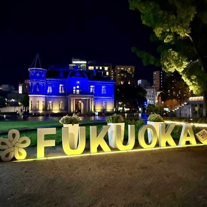 Fukuoka Logo nachts am Fluss