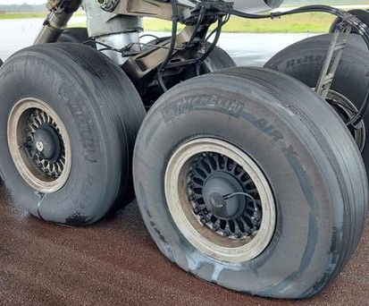 Fahrwerk der Boeing 777 von KLM: Landung mit Komplikationen.