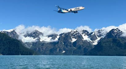 Boeing 737 Max 10 über Alaska (Montage): Alaska Airlines baut aus. 
