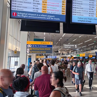 Warteschlangen am Flughafen Schiphol: Nach einer Stunde Wartezeit in der Schlange sind die Passagiere noch nicht einmal in der Nähe des Sicherheitsbereichs.