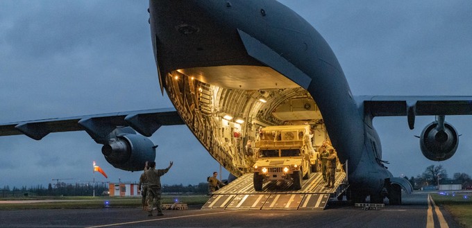 ... setzen die amerikanischen Streitkräfte ein, um nicht alle Soldaten und Soldatinnen in eigenen Flugzeugen - wie hier eins zu sehen ist - transportieren zu müssen. Im Inneren ...