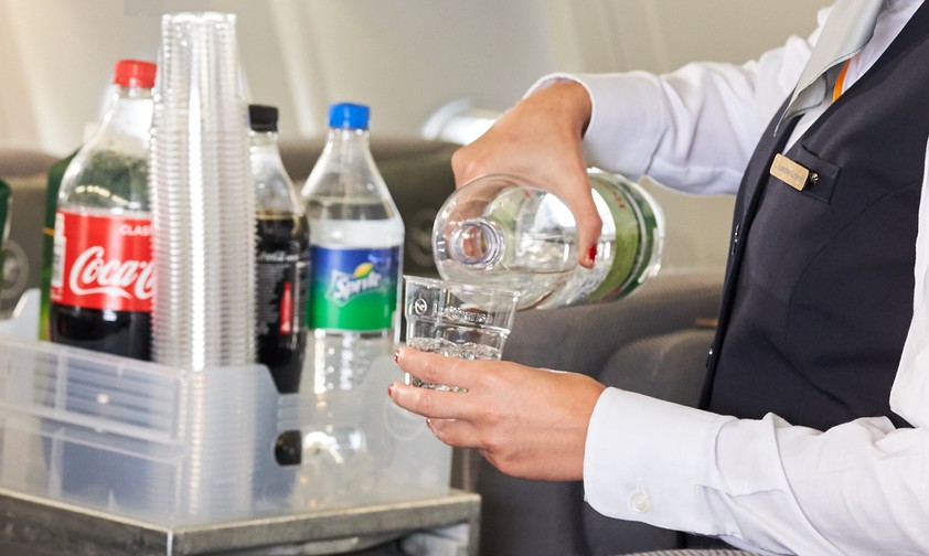 Getränke-Service bei Lufthansa (hier 2019): Bald wieder alles kostenlos?