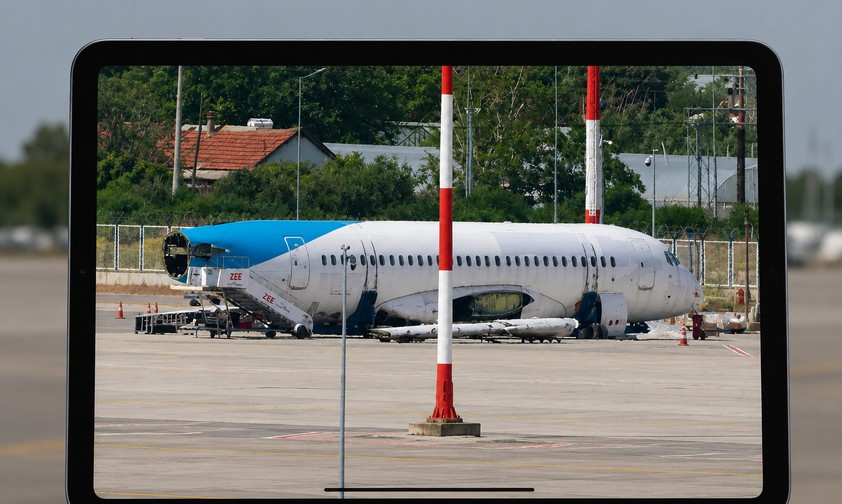 Superjet 100 von Azimuth Airlines wird zerlegt: Das Flugzeug steht seit einem Triebwerksbrand im November 2024 am Flughafen Antalya.