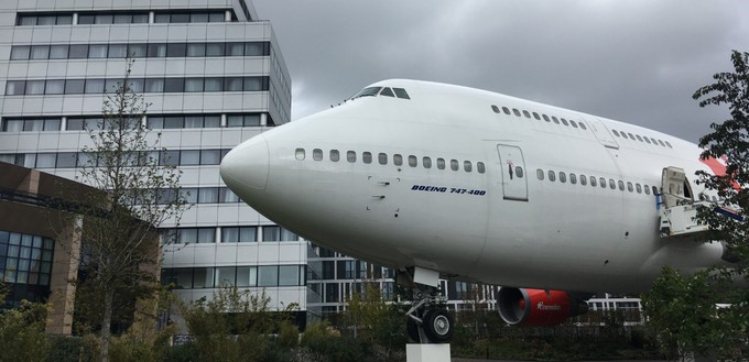 Die Boeing 747 vor dem Hotel Corendon Village in der Nähe des Flughafens Amsterdam Schiphol: Der Jet ...