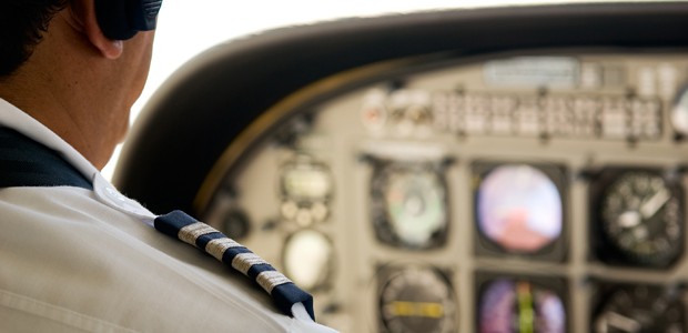 Pilot im Cockpit: Nicht der einzige mit Verantwortung.