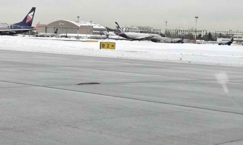 Piste 06C/24C am Airport Sheremetyevo: Das Bild zeigt die sich lösenden Fugendichtungen.