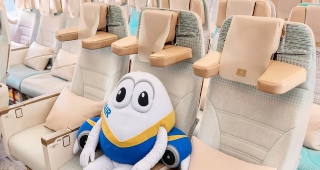 Ryanair-Maskottchen im Emirates-Sitz. «Hasse es», schrieb die Airline darunter. 