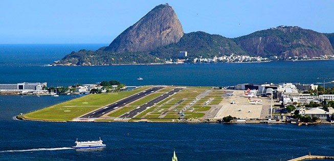 Vom Süden führt die Anflugroute dicht am 710 Meter großen Hügel Corcovado mit der berühmten Jesus-Statur entlang. Dei Starts führen am Zuckerhut vorbei.