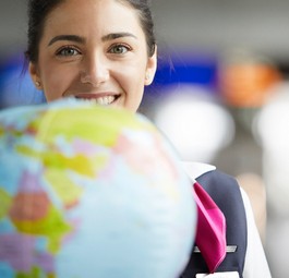Flugbegleiterin von Eurowings Discover: Beim Ferienflieger ist der Styleguide deutlich liberaler als im Restkonzern.
