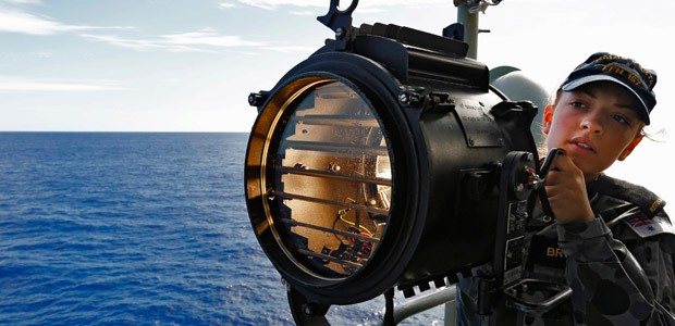 Soldatin der australischen Marine: Noch immer suchen Schiffe nach Trümmern von Flug MH370.