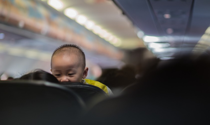 Kleiner Passagier: Nicht alle Straßenverkehrstauglichen Sitze sind auch im Flugzeug zugelassen.