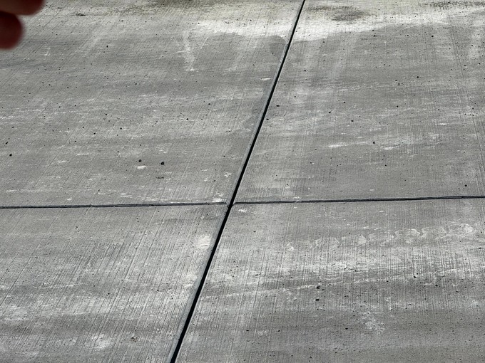 Zusätzlich werden feine Entwässerungsrillen in die Betonoberfläche eingefräst. Sie sorgen dafür, dass Regenwasser kontrolliert abfließt und reduzieren gleichzeitig das Risiko von Aquaplaning bei Landungen auf nasser Piste.