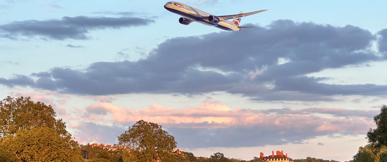 Boeing 787-10 von British Airways über London (Montage): Die Airline bekommt Nachschub.