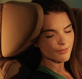 Passagierin in Etihads Economy Class: Ohne Sitznachbarn reist es sich bequem.