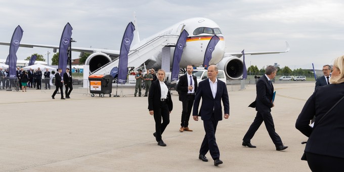 Bundeskanzler Scholz hat das Flugzeug gesehen und...