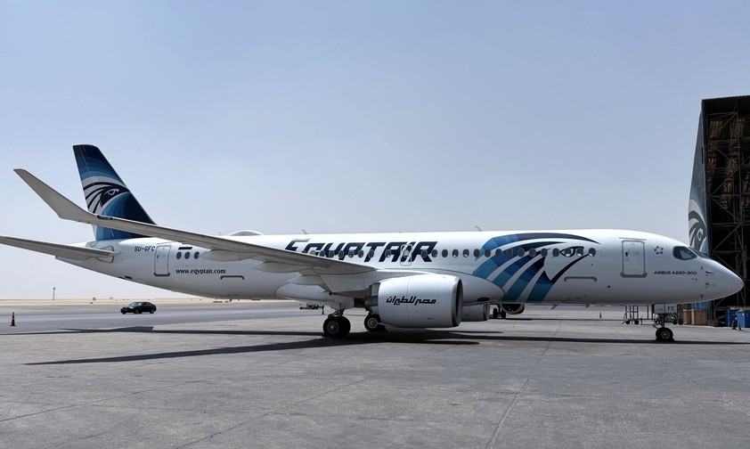 Airbus A220-300 von Egypt Air, hier noch mit dem Kennzeichen SU-GFC: Heißt mittlerweile N562AZ und bleibt für immer am Boden.