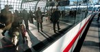 ICE am Bahnhof: Das Angebot an Verbindungen zum Flughafen Frankfurt wird erweitert.