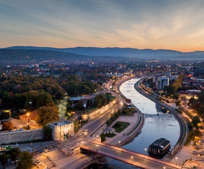 Blick auf Niš: Lebendige Industrie- und Handelsstadt.