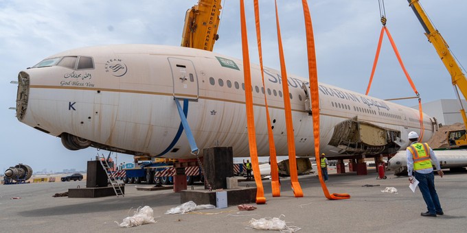 Vorbereitung einer der drei Boeing 777-200 von Saudia, die ...