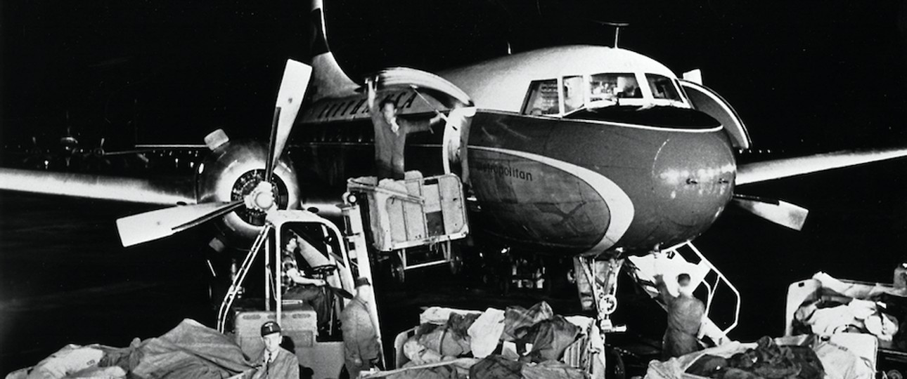 Nachtluftpost wird am Flughafen Frankfurt in eine Convair 440 Metropolitan von Lufthansa verladen: Das Foto entstand um das Jahr 1961.