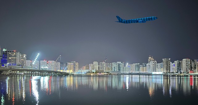 Airbus A330 von Condor über Abu Dhabi (Montage): Die Streifenflieger snd bald im Emirat zu sehen.