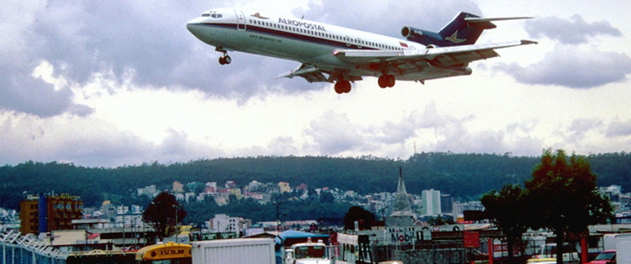 1929 gegründet, hier im Bild im Jahr 2003 über Quito zu sehen, stellte die venezolanische Aeropostal Alas de Venezuela im September 2017 nach 88 Jahren den Betrieb ein.