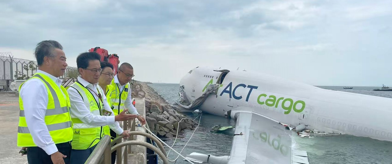 Flughafenmanagement und Flugzeugwrack: Die Boeing 747 wird nun langsam geborgen.