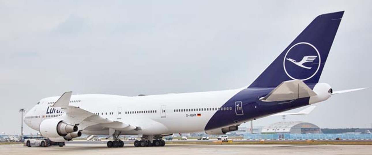 Hier ist sie, die D-ABVM. Die Boeing 747 trägt als erste die korrigierte neue Bemalung von Lufthansa.