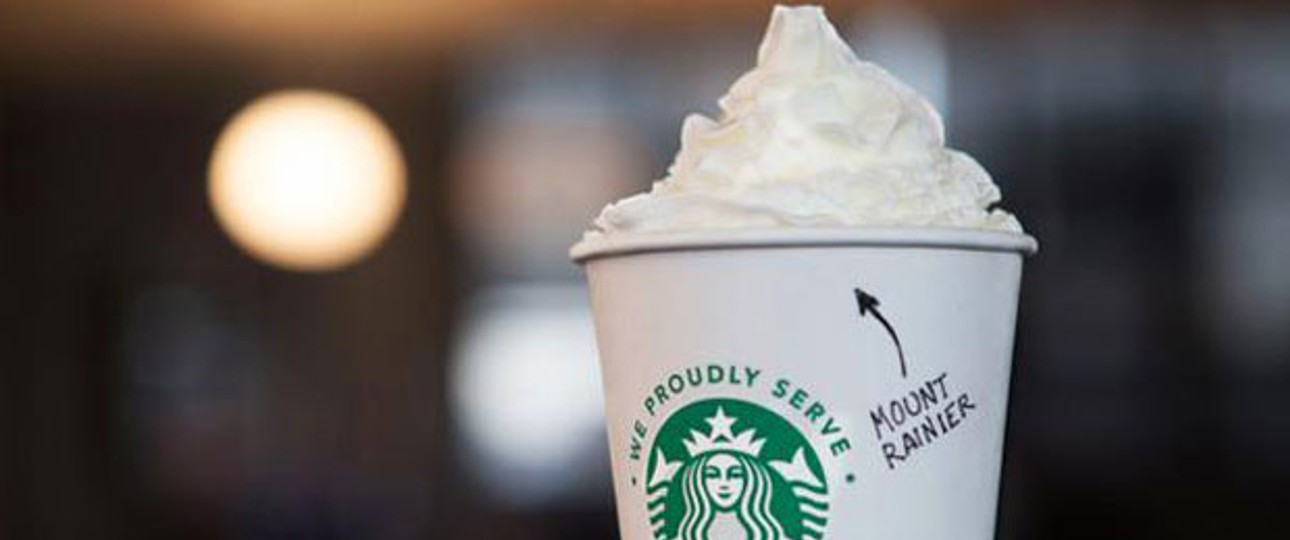 Starbucks-Becher: Jetzt auch an Bord.