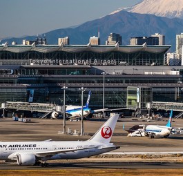 Flughafen Tokio-Haneda mit dem Fuji im Hintergrund: Japanische Airlines sollen sich bei Inlandsflügen künftig abstimmen.