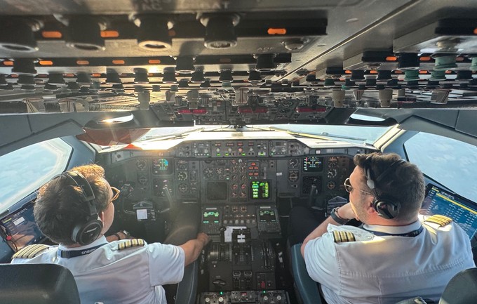 Das Cockpit des Airbus A300: Mit Fracht von Leipzig nach Warschau.