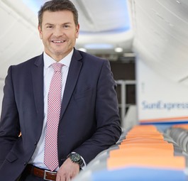 Sun-Express-Chef Jens Bischof: Hat Spaß an Schlümpfen.