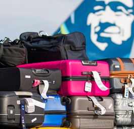 Gepäckwagen vor Jet von Alaska Airlines: Die Fluggesellschaft baut aus.