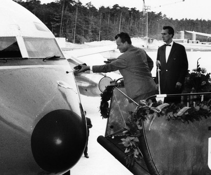 Berlins Regierender Bürgermeister Willy Brandt tauft am 16. September 1960 die Boeing mit dem Kennzeichen D-ABOC auf den Namen Berlin.