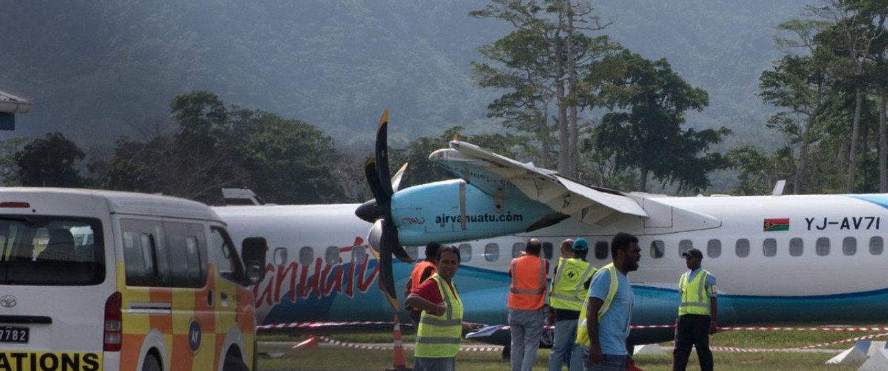 Die verunglückte ATR am Flughafen von Port Vila.
