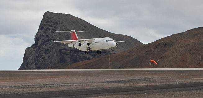 Eine ehemalige Swiss-Avro-RJ100 landet auf St. Helena: Atlantic Star führte einmal einen Testflug durch.