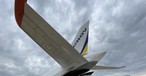 Beladung der An-124: Ingenieure des Herstellers haben dafür gesorgt, dass die Yacht optimal ins Flugzeug geladen wird.